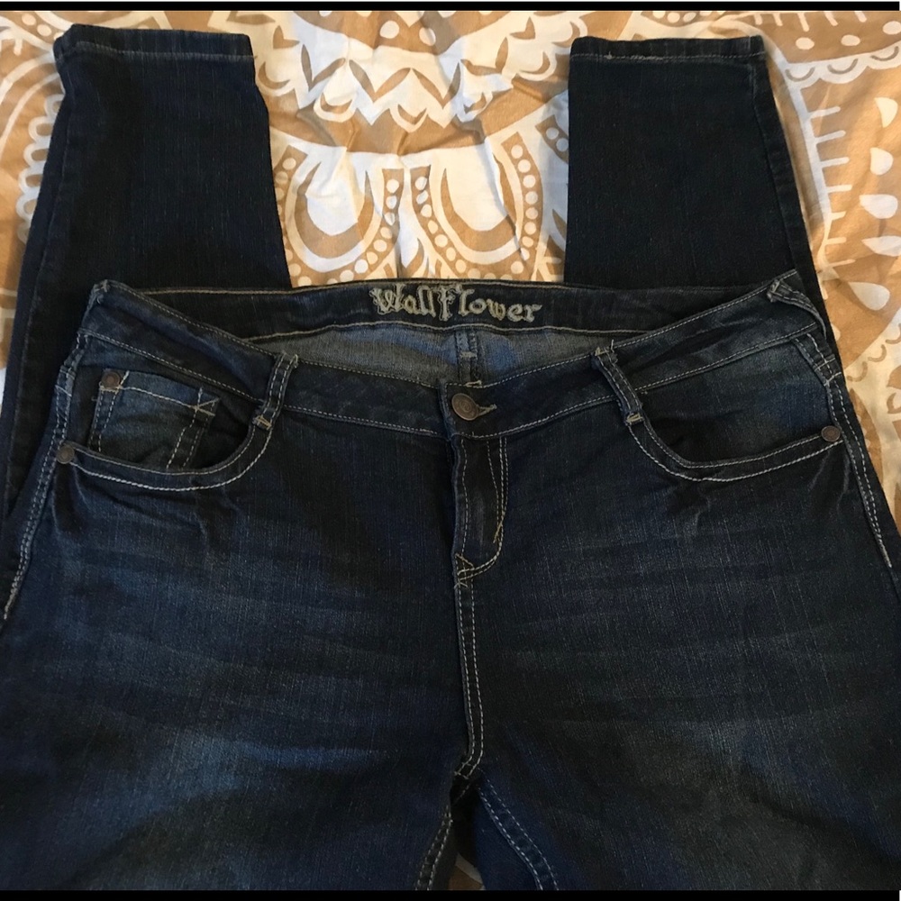 Dark rinse Wallflower jeans w/ whisker detail